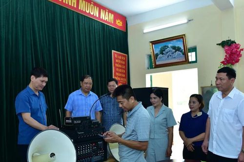 Trưởng ban Nội chính Tỉnh ủy Tuyên Quang trao tặng thiết bị âm thanh cho trường học