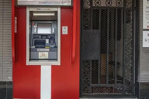 Trung Quốc: Bé gái 8 tuổi đi lạc, dùng máy ATM hỗ trợ tìm gia đình