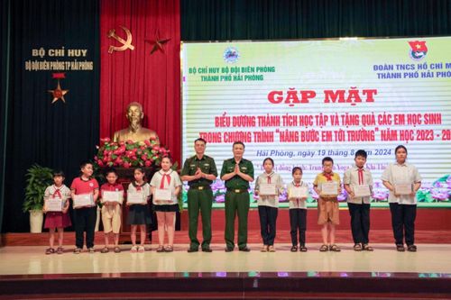Gặp mặt, biểu dương các em học sinh trong chương trình 'Nâng bước em tới trường' năm học 2023-2024