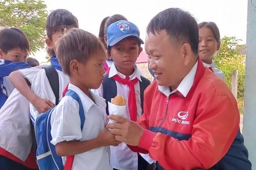Thầy 'Đinh Tùng', 'Tủ bánh mì 0 đồng' và bí quyết 'kéo' học sinh bản nghèo đến trường