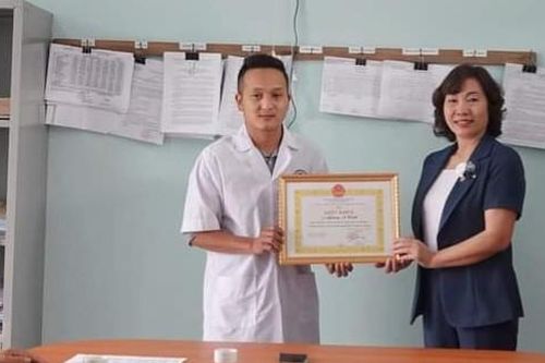 Khen thưởng nam bác sĩ đỡ đẻ dọc đường ở Yên Bái