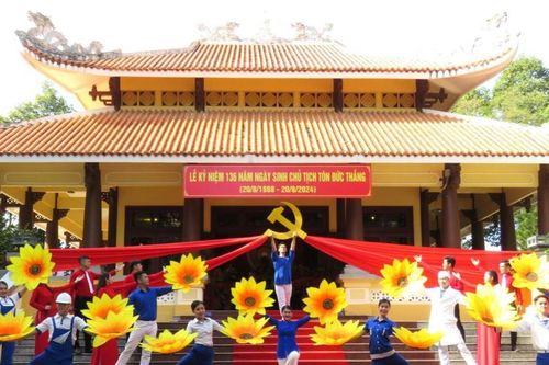 Long trọng tổ chức Lễ kỷ niệm 136 năm Ngày sinh Chủ tịch Tôn Đức Thắng