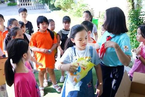 Học sinh Hà Nội hào hứng phân loại rác tại trường