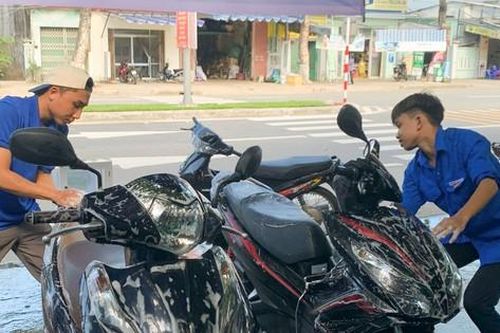 Tiệm rửa xe thu được tiền triệu, tiếp sức trò nghèo đến trường