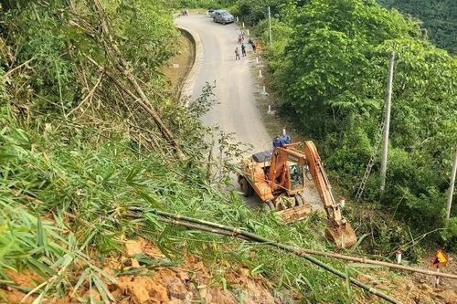 Sạt lở chia cắt tuyến quốc lộ nối Lai Châu và Điện Biên