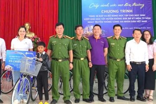Chắp cánh ước mơ đến trường cho học sinh vùng xa tỉnh Đắk Lắk