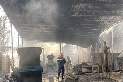 Cháy dữ dội kho phế liệu tại huyện Quốc Oai