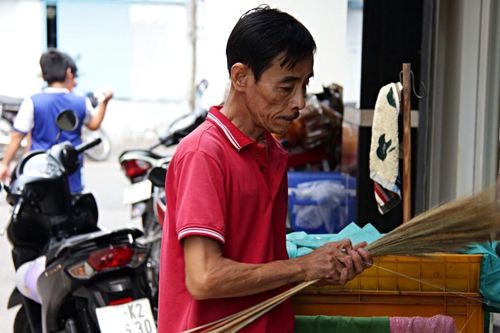 Xóm nghề ở TPHCM 'chuộng' người già, thợ trẻ nhất cũng ở tuổi U60