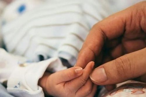 Người đàn ông đi kiện vì bỗng dưng có thêm đứa con thứ 5