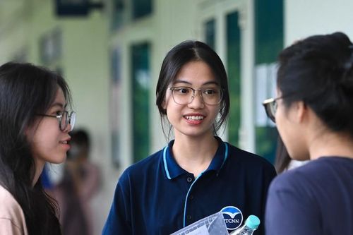 Có con đang học cấp 2, tôi xây xẩm mặt mày khi xem điểm chuẩn đại học