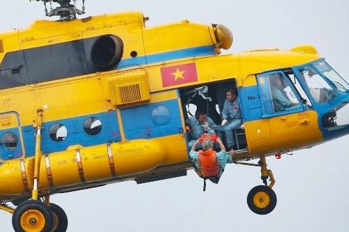 Phi công Không quân Việt Nam xử lý tình huống bay cẩu vớt người bị nạn