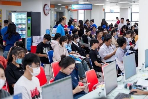 UEF đón đông đảo thí sinh đến nhập học