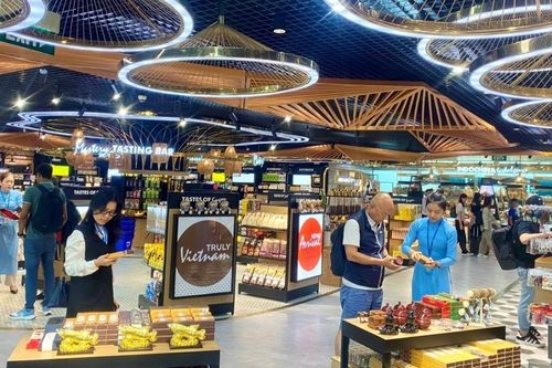 Du khách nước ngoài mê mua sắm trong sân bay Tân Sơn Nhất