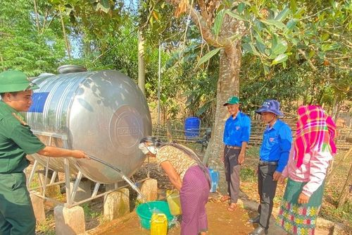 Bộ đội Biên phòng Quảng Bình đưa nước sạch về bản cho đồng bào Ma Coong