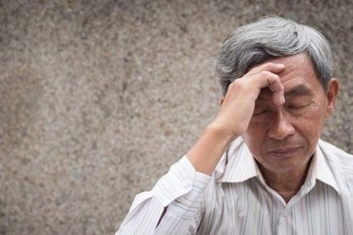 Người già đang quá lo lắng bệnh tật