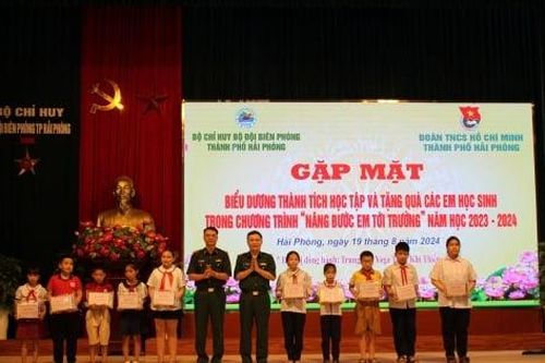 Bộ đội Biên phòng Hải Phòng trao quà cho 57 học sinh đỡ đầu