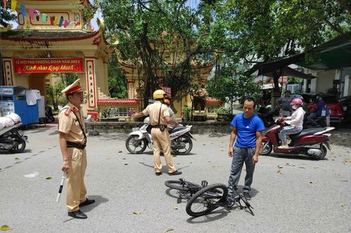 Khởi tố người đàn ông đi xe đạp không chấp hành kiểm tra nồng độ cồn