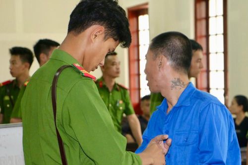 Y án 7 năm tù cho đối tượng côn đồ cầm kiếm chém bạn ở chân cầu vượt Cửa Nam