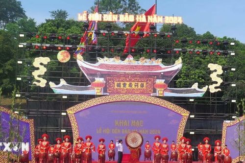 Hàng ngàn du khách về Lào Cai dự Lễ hội đền Bảo Hà