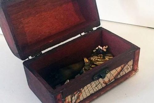 Cha phát hiện 'kho báu' trị giá 8 tỷ đồng trong hộp đồ chơi của con trai