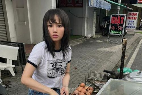 Miu Lê mưu sinh bằng việc bán đồ ăn vặt đường phố?