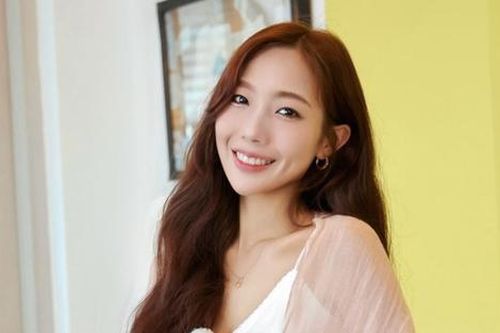 Yuna Vũ gây sốt với khoảnh khắc đội vương miện, phản ứng ra sao khi được nhắc về Mạnh Kiên?