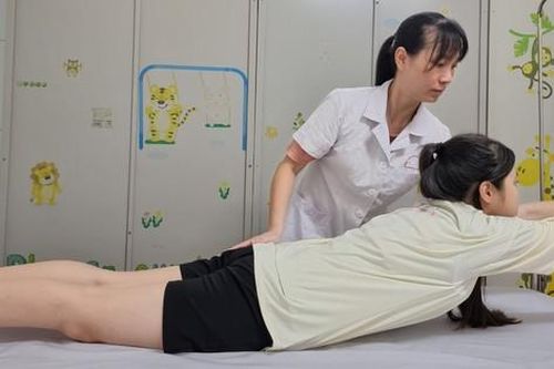 Vẹo cột sống ở thanh thiếu niên: Điều trị thế nào?