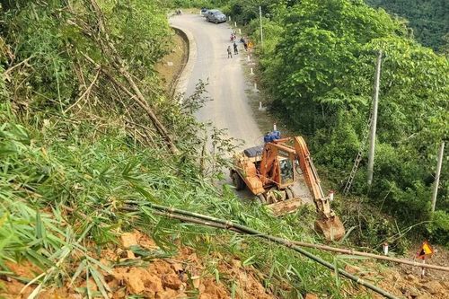 Hàng vạn khối đất đá sạt lở xuống Quốc lộ 4H, giao thông bị chia cắt hoàn toàn