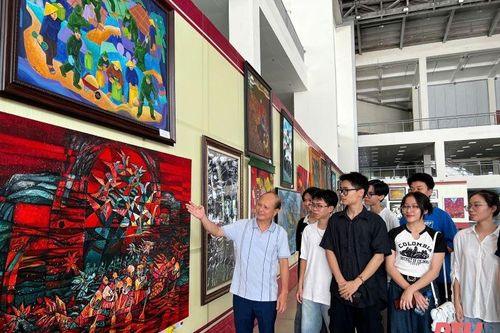 Đông đảo công chúng tham quan, thưởng lãm Triển lãm Mỹ thuật Bắc miền Trung
