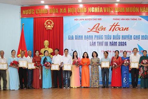 UBND huyện Chợ Mới biểu dương, tôn vinh 52 gia đình hạnh phúc tiêu biểu