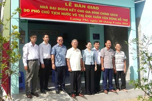Bàn giao 10 căn nhà cho gia đình chính sách huyện Tri Tôn