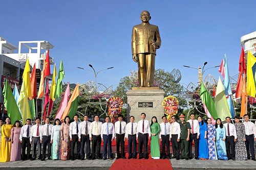 Tỉnh ủy, Thành ủy, HĐND, UBND, UBMTTQVN tỉnh An Giang và TP. Long Xuyên dâng hoa tượng đài Chủ tịch Tôn Đức Thắng