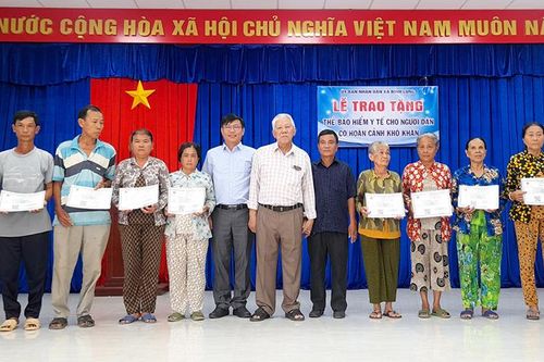 Trao thẻ bảo hiểm y tế cho hộ khó khăn ở xã Bình Long
