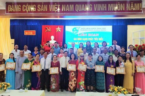 Biểu dương 26 gia đình hạnh phúc tiêu biểu ở TP. Châu Đốc