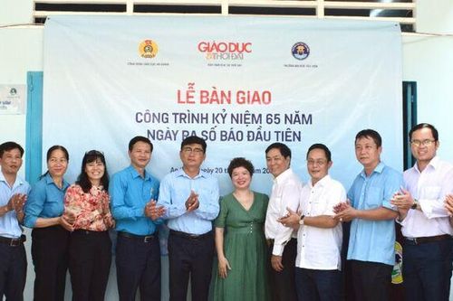 Bàn giao công trình sửa chữa, cải tạo khu nhà tập thể giáo viên thị trấn Vĩnh Bình
