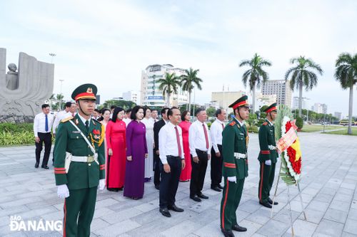 Đoàn đại biểu Mặt trận Tổ quốc Việt Nam thành phố dâng hương tưởng nhớ các anh hùng, liệt sĩ
