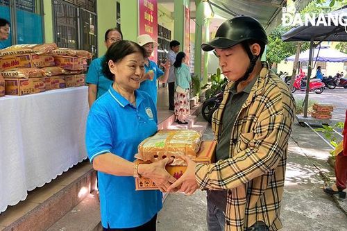 Trao 300 suất quà cho các hộ có hoàn cảnh khó khăn
