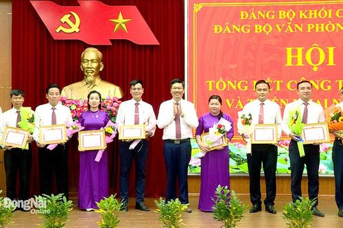 Để cán bộ đủ phẩm chất, năng lực, uy tín, ngang tầm nhiệm vụ