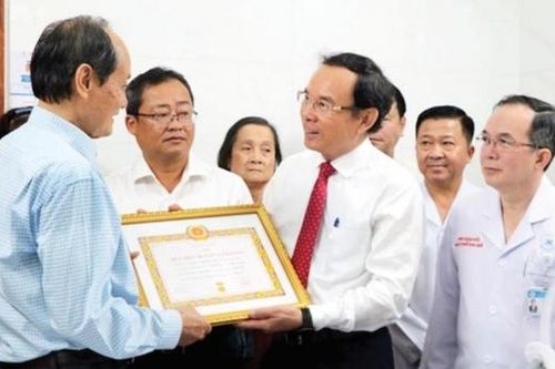 Đồng chí Lê Quang Thành, nguyên Chủ nhiệm Báo Đồng Nai nhận Huy hiệu 80 năm tuổi Đảng