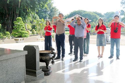 Đoàn công tác Báo Phú Yên viếng, dâng hương tại Khu Di tích Nguyễn Sinh Sắc