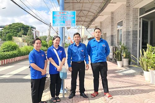 Ra quân sửa chữa - gắn bảng Tổ Nhân dân tự quản có mã QR
