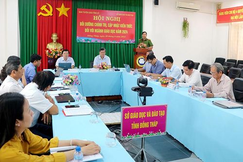 Bồi dưỡng chính trị, cập nhật kiến thức ngành giáo dục cho cán bộ quản lý, giáo viên, nhân viên