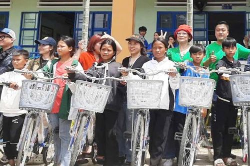 Gần 300 triệu đồng hỗ trợ người nghèo, học sinh khó khăn