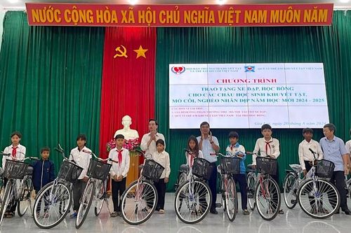 Trao học bổng và tặng xe đạp cho 74 học sinh Kông Chro
