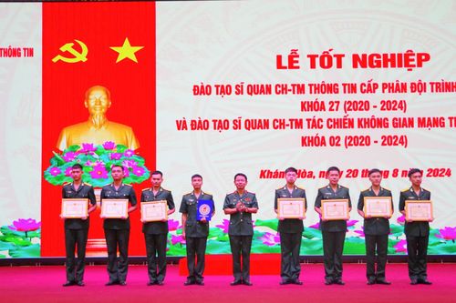 Trường Sĩ quan Thông tin tổ chức lễ tốt nghiệp cho 404 học viên