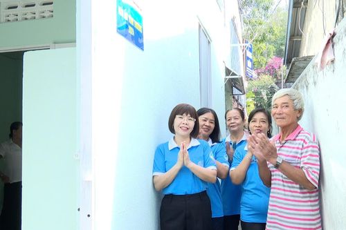 Hội Liên hiệp Phụ nữ TP. Nha Trang:: Bàn giao nhà 'Mái ấm tình thương' cho phụ nữ khó khăn