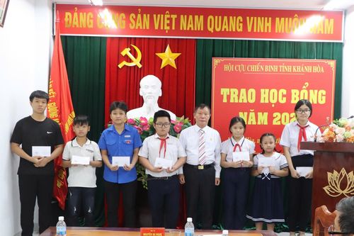 Hội Cựu chiến binh tỉnh trao học bổng cho 62 học sinh, sinh viên