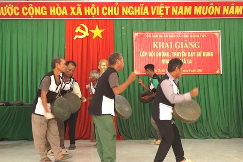 Xã Cam Thịnh Tây: Truyền dạy sử dụng nhạc cụ mã la cho 30 học viên dân tộc Raglai