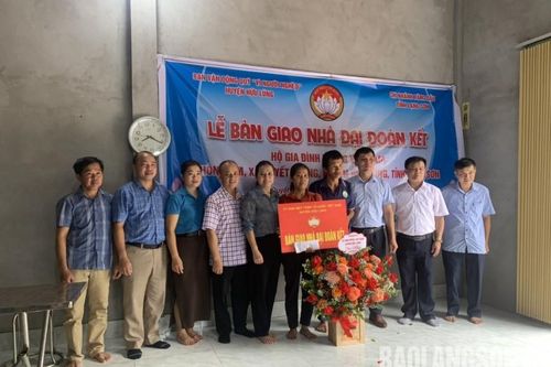 Trao kinh phí hỗ trợ nhà 'Đại đoàn kết' cho hộ nghèo tại xã Quyết Thắng, huyện Hữu Lũng