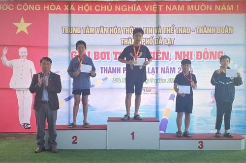 Trao 40 bộ huy chương tại Giải Bơi thiếu niên, nhi đồng TP Đà Lạt 2024